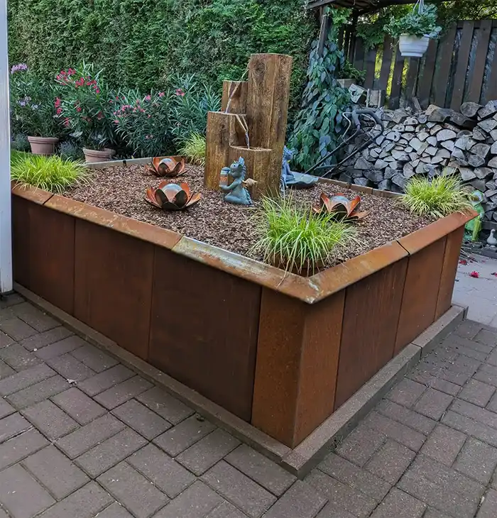 aufgebautes Hochbeet mit Schneckenkante