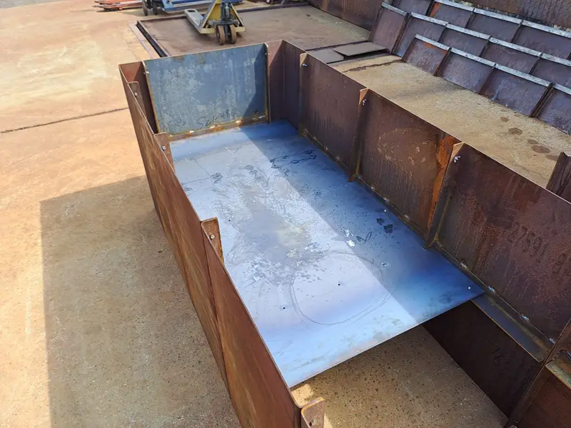 aufgebautes Hochbeet mit Einlegeboden