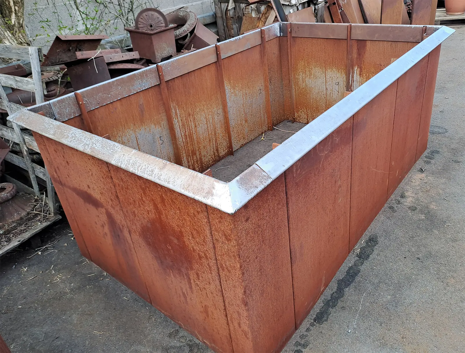 Hochbeet aus 2 mm DC01-Stahl, 200x120 cm groß, 80 cm hoch, mit vierteiliger Schneckenkante.