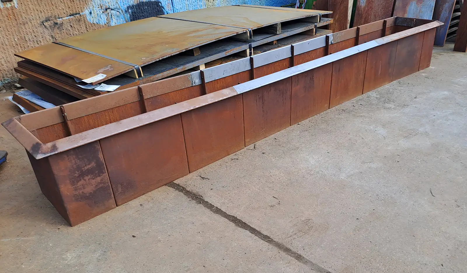 Hochbeet aus 2 mm DC01-Stahl, 600x60 cm groß, 50 cm hoch, mit mehrteiligem Schneckenschutz zum Aufstecken.