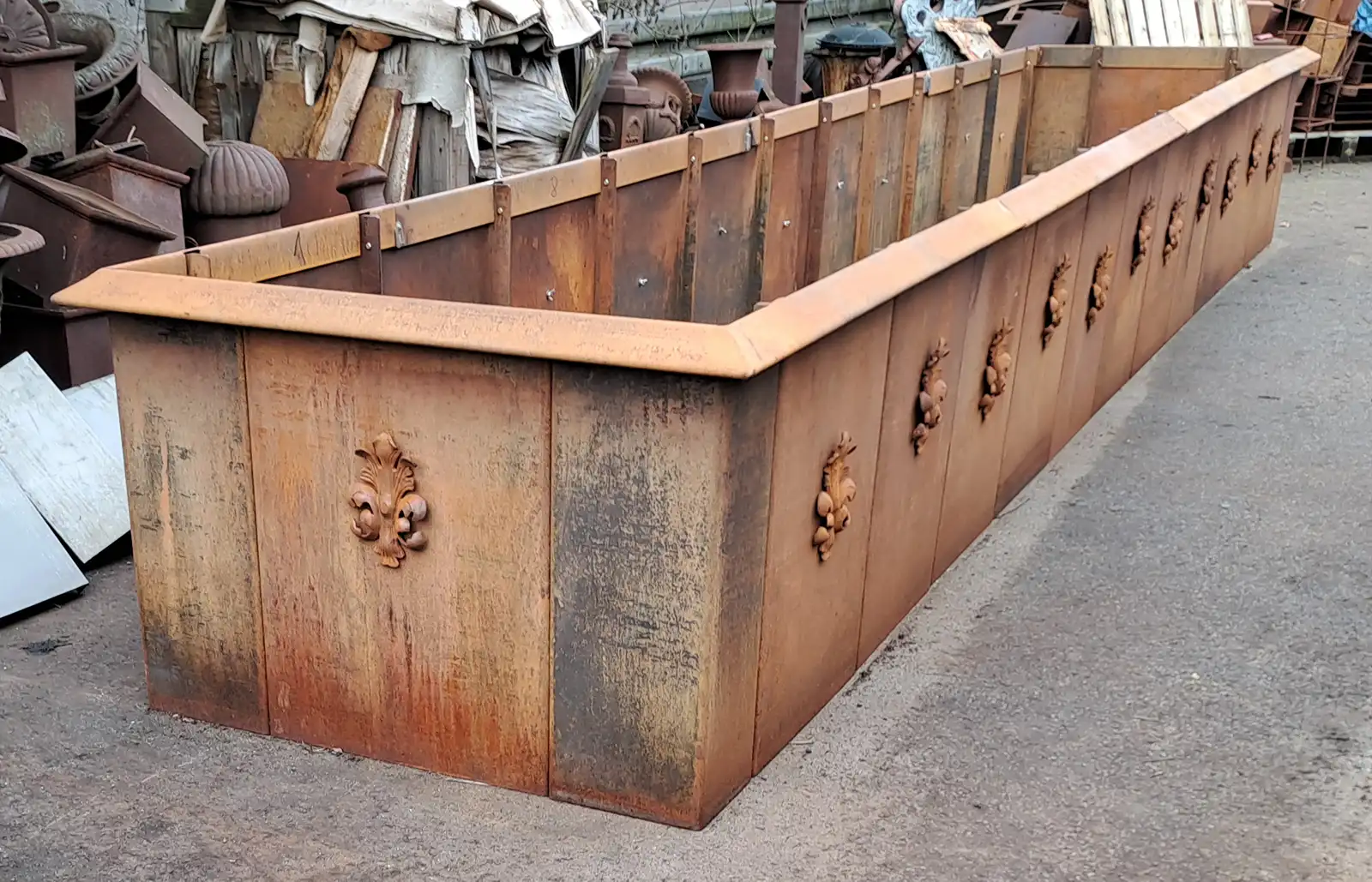 ornamentiertes Edelrost Hochbeet mit Schneckenkante